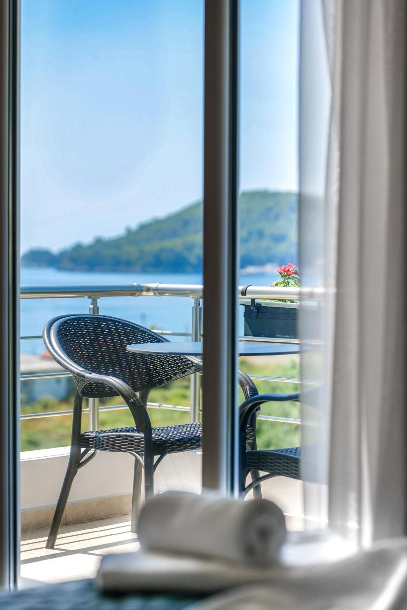 Nia Boutique Hotel By Rapo'S Resort Himare Exteriör bild